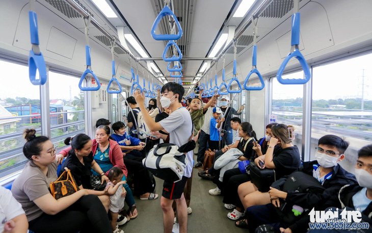 Metro số 1 nhộn nhịp ngày cuối năm， sẽ tăng cả số chuyến và giờ chạy  - Ảnh 4.