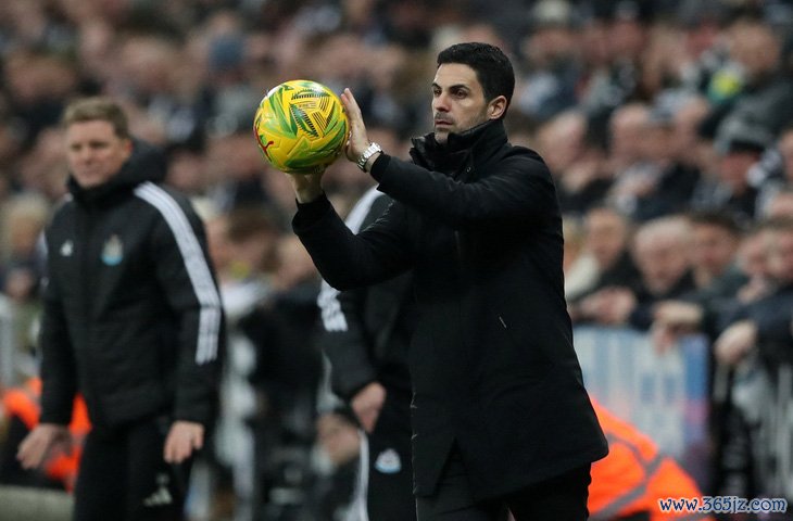 CĐV Newcastle chế giễu HLV Arteta vì đổ lỗi… cho quả bóng - Ảnh 1.